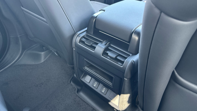Land Rover Defender 3.0 D250 X-Dynamic SE 110 5dr Auto Diesel Estate - Image 18